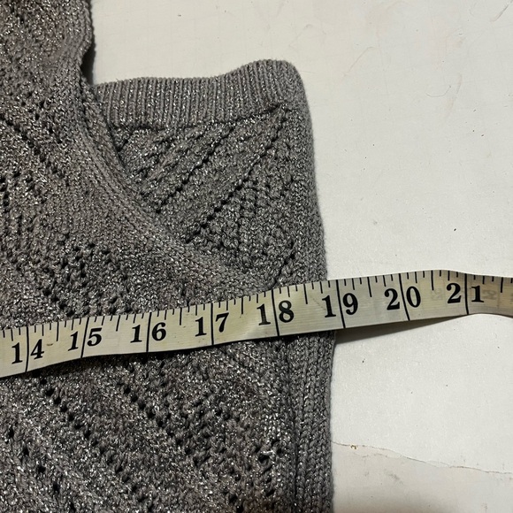 White House Black Market Gray Silver Metallic Sleeveless Sz M  V-Neck Sweater - Picture 4 of 5